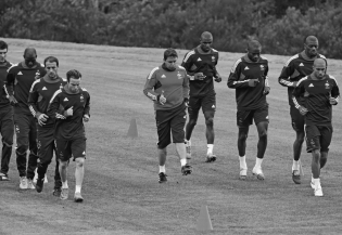 <strong>The chapter opens with an account of the World Cup soccer match and the way in which the nationality of some of the players challenges the ideas of ethnicity and nationality. How does the example later in the chapter about Argentina convey a strong sense of how soccer supports ethnicity and nationality? </strong> A) Soccer matches bring in huge amounts of tourist dollars. B) Members of the Argentinian soccer team are all native Argentinians. C) Soccer acts as a force to unify national identity. D) Most members of the national soccer team have strong political ties.