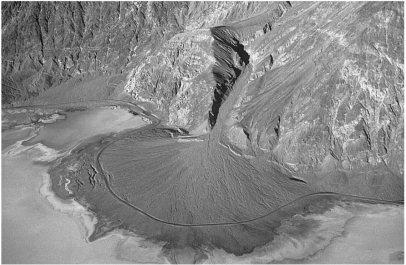 <strong>The figure below shows a road in Death Valley,California,curving around a(n)________.  </strong> A)natural levee B)river delta C)alluvial fan D)braided stream <div style=padding-top: 35px> 
