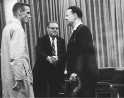 <strong>In 1961,Stanley Milgram devised an experiment to measure: </strong> A) domination as a special case of power. B) how far ordinary people would go in obeying an authority figure. C) how honor and shame shape people's choices. D) the paradox of authority.