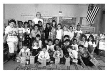 <strong>In a research study on false memories, psychologist Stephen Lindsay showed half the participants their actual first-gradeclass photo, like the one shown here, and asked them to read adescription of a prank that supposedly happened in firstgrade. What was the effect of looking at the photo? </strong> A)The rate of false memories was same regardless of whether participants looked at their first-grade photo or not. B)Looking at the photo greatly reduced the likelihood of producing a false memory. C)Looking at the photo greatly increased the likelihood of producing a false memory. D)Participants who did not look at the photo were much more likely to produce false memories than those who looked at the photo.