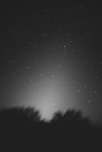 <strong>Identify the object in the picture below. </strong> A) an active comet B) a meteor shower C) a meteorite D) an asteroid E) zodiacal dust