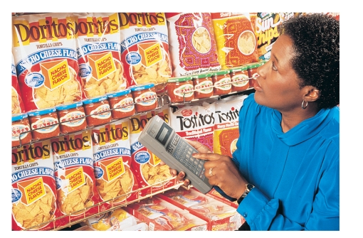 <strong>FIGURE 17-1 When a Frito-Lay salesperson, such as the one shown above in Figure 17-1, takes an inventory of Doritos chips to ensure that the snacks are in adequate supply on retailers' shelves, what form of buying decision does the manager engage in?</strong> A)new buy B)modified rebuy C)straight rebuy D)team rebuy E)need rebuy