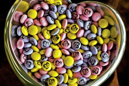 <strong> The M&M'S<sup></sup> image above is an example of how Mars Chocolate has effectively used __________ technology on its mymms.com website to allow its customers to personalize the candy with photos and messages.</strong> A)wiki B)social media C)cookie D)collaborative filter E)choiceboard