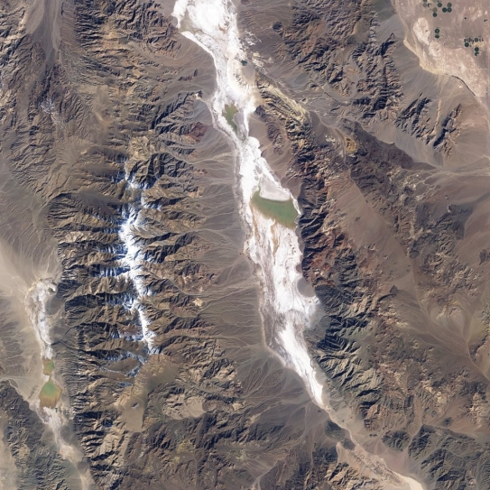   Examine the satellite image of Death Valley, California. (a)What province of the United States is it located within? (b)Identify the various desert landforms seen there, circle and label them, and (c)describe how each one forms. Finally, (d)describe the sequence of events to that produced this scene over time.<div style=padding-top: 35px> 