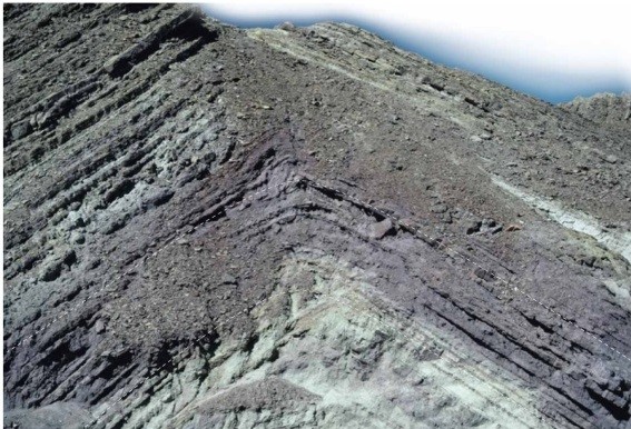 <strong>  What kind of fold is illustrated in this photograph? At what sort of tectonic boundary situation is it likely to have formed?</strong> A)anticline; divergent B)syncline; divergent C)anticline; convergent D)syncline; convergent <div style=padding-top: 35px> 
