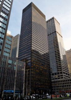 <strong>The building on the right within the figure </strong> A)is more modernist, because of its squarish, rectilinear shape. B)is more post-modernist because of its odd angles and shapes. C)is more structuralist because the underlying steel cannot be seen. D)is more Marxist because this building led to worker revolt.