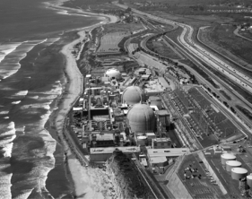 <strong>The image below is of the San Onofre Nuclear Generating Station in Southern California,which was shut down in 2012 due to safety concerns.Which of the following alternative energy resources could be used in this environment to replace the energy generated by the nuclear power plant? </strong> A)geothermal B)hydroelectric C)biomass D)fuel cells