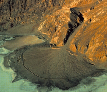 The figure below illustrates a(n)_____,which is common where streams emerge from mountains.