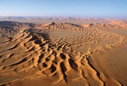 <strong>A _____ dune,shown in the figure below,forms from shifting wind directions and abundant sand. </strong> A)barchan B)transverse C)longitudinal D)star