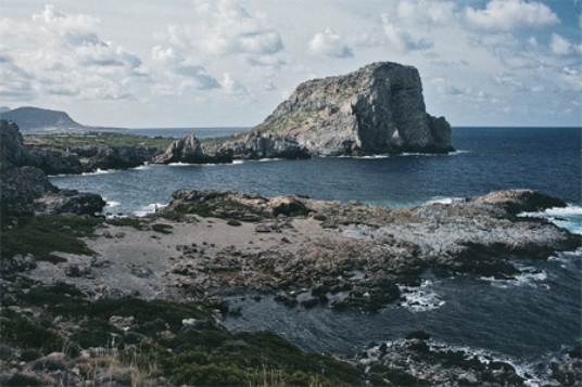 <strong>This wave-cut platform indicates </strong> A)a rise of sea level relative to the land. B)a lowering of sea level relative to the land. C)movement of a large thrust fault. D)scouring of the land surface by a tsunami.