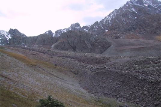 The feature below has angular rocks on the outside and slowly flowing ice on the inside.It is called a(n)