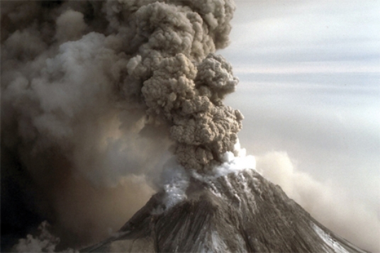 <strong>What type of eruption is shown in this photograph? </strong> A)lava flow B)lava dome C)lava fountain D)pyroclastic column E)pyroclastic flow