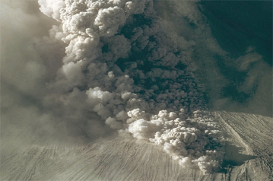 <strong>What type of eruption is shown in this photograph? </strong> A)lava flow B)lava dome C)lava fountain D)pyroclastic flow