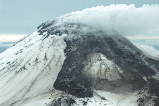 <strong>What type of eruption formed the volcano in this photograph? </strong> A)fluid lava flows B)viscous lava and pyroclastic eruptions C)lava fountains D)fissure eruptions E)eruptions beneath the seafloor