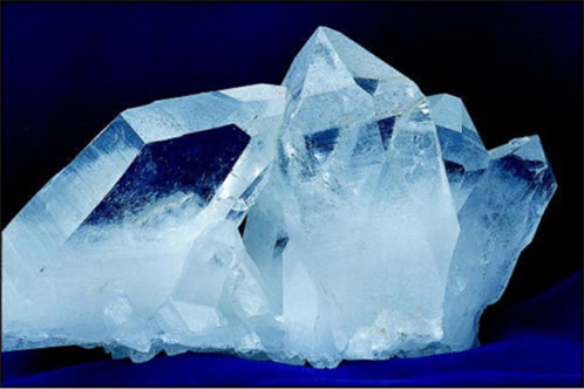 <strong>The very common mineral shown in this photograph is light colored, transparent, and fractures rather than cleaves.What mineral is it? </strong> A)garnet B)quartz C)biotite D)muscovite E)feldspar