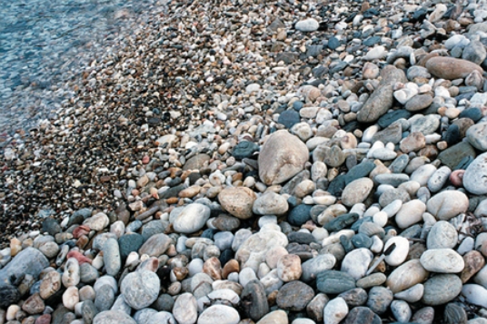<strong>Which of the following surface environments is the most likely site for deposits in this photograph? </strong> A)steep mountain front B)glacier C)sand dunes D)beach