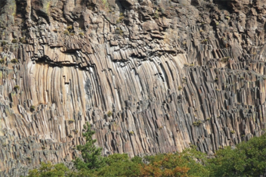 <strong>The type of feature shown in this photograph is </strong> A)fault scarp. B)columnar joints. C)shear zone. D)folded metamorphic rocks.