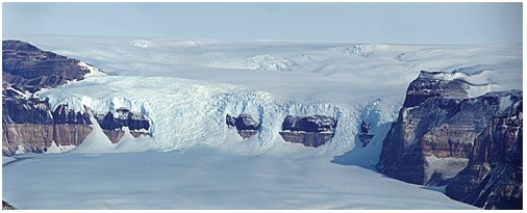 <strong>The exposed bedrock in the background of the figure below,to the right,formed as </strong> A)isostatic rebound caused the land to extend upward. B)particularly resistant rock and/or thin ice left the rock above the ice surface. C)a mantle hot spot melted the glacier in this localized area. D)local wind-blown deposition concentrated in this area of the glacier.