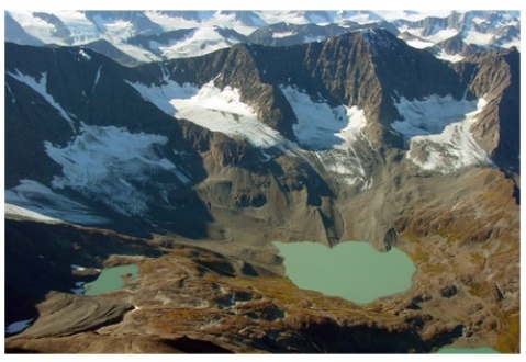 <strong>The lakes in the photograph below are all connected by a stream,so they are called </strong> A)cols. B)kames. C)paternoster lakes. D)cirques.