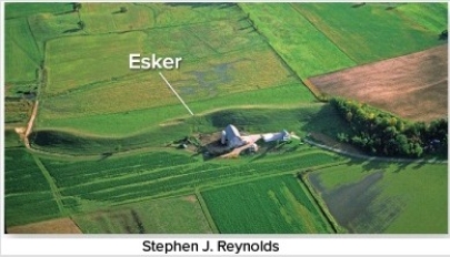 <strong>What do these curved ridges (eskers)suggest happened on the landscape? </strong> A)Ancient shorelines were present. B)Meltwater channels were below or within a glacier. C)Soft glacial sediment was shaped by the moving glacier. D)Glacially derived,wind-blown dust was abundant.