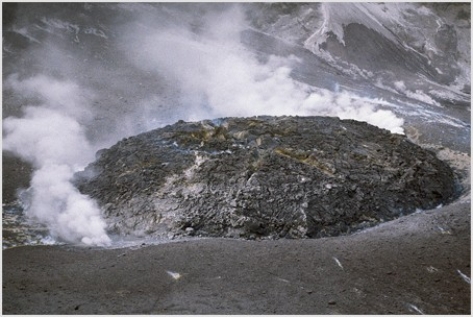 <strong>What type of eruption is shown in this photograph? </strong> A)Lava flow B)Lava dome C)Lava fountain D)Pyroclastic column E)Pyroclastic flow