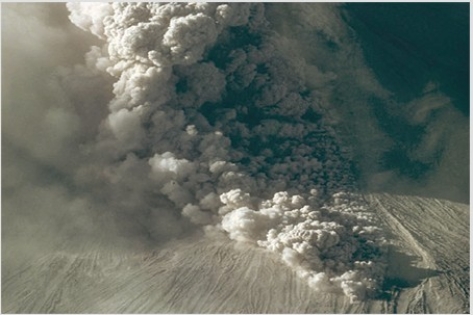<strong>What type of eruption is shown in this photograph? </strong> A)Lava flow B)Lava dome C)Lava fountain D)Pyroclastic flow