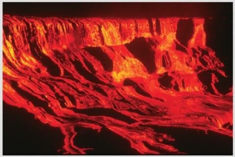 <strong>Long,thin lava flows are typically produced by </strong> A)volatile-rich eruptions. B)high-viscosity lavas. C)low-viscosity lavas. D)collapsing eruption columns.