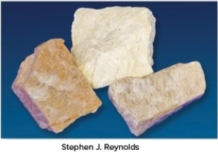 <strong>The very common mineral shown in this photograph is commonly a pink- to cream-colored mineral with wavy,light-colored lines.What mineral is it?  </strong> A)Garnet B)Quartz C)Biotite D)Muscovite E)Feldspar <div style=padding-top: 35px> 