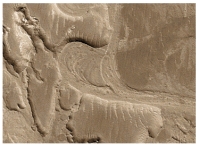 <strong>What does this curved feature,which contains a point bar,indicate about past events on Mars?  </strong> A)there were explosive volcanic eruptions B)strong winds eroded into a series of volcanic layers C)the surface once had running water that eroded and deposited sediment D)glaciers once covered the entire planet <div style=padding-top: 35px> 