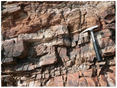 <strong>The layer of quartzite in this photograph would mostly weather by: </strong> A)dissolution B)hydrolysis C)physical weathering D)spontaneous combustion