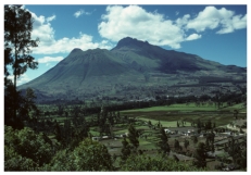 <strong>This relatively large,symmetrical volcano contains interlayered lava flow,pyroclastic deposits,and volcanic mudflows.What kind of volcano is it? </strong> A)scoria cone B)shield volcano C)composite volcano D)volcanic dome E)fissure