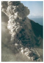 <strong>What type of eruption is shown in this photograph? </strong> A)lava flow B)lava dome C)lava fountain D)pyroclastic flow