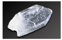 <strong>The very common mineral shown in this photograph is light colored,transparent,has a hardness of seven,and fractures rather than cleaves.It does not effervesce.What mineral is it? </strong> A)garnet B)quartz C)biotite D)muscovite E)feldspar