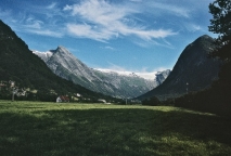 <strong>What carved this U-shaped valley?  </strong> A) a rapidly downcutting river B) a slowly downcutting river C) wind D) glacier <div style=padding-top: 35px> 