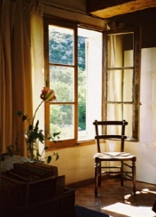 Dite dove si trovano cinque degli oggetti nella foto, usando la preposizione giusta in una frase completa.(Tell where five objects in the photo are located using prepositions in complete sentences.)
