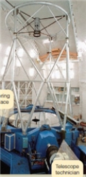 Which kind of telescope is shown and where is it located  