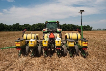 <strong> The equipment in this photograph is used to minimize erosion.This equipment is used</strong> A)to create shelterbelts and chemically fertilize the soil. B)to plow the soil,plant seeds and create strip cropping in one operation. C)for no-till planting. D)for contour strip farming.
