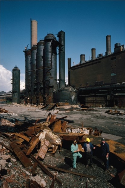 <strong>For this question,refer to the following photograph of an old steel mill being demolished during the 1980s. The photograph above best serves as evidence of</strong> A) increasing economic inequality in the United States. B) the major environmental challenges that faced the United States. C) intensified debates over free-trade agreements. D) economic challenges stemming from integration of the United States into the world economy.