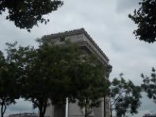 <strong>When viewing photograph of the Arc de Triomphe in Paris, humans are most likely to ______. </strong> A)assume that obscured parts of the building are in motion B)infer the continuation of the building behind the trees C)recognize the building by its geons D)mentally replace the building with a familiar one