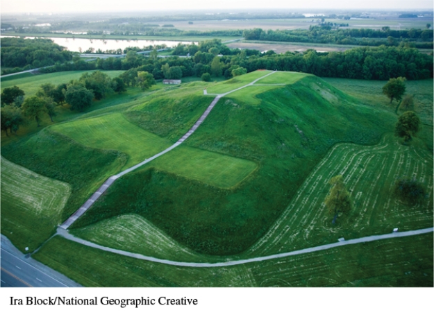 <strong>What evidence in this photograph suggests that Monks Mound served as the political and religious center of the Mississippian community at Cahokia? </strong> A) It appears that no other mounds were built nearby. B) It was located near the confluence of the Missouri and Mississippi Rivers. C) It has a multitiered design. D) It is enormous in size with a large, flat top tier.