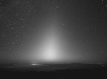 <strong>Identify the object shown in the figure below. </strong> A) an active comet B) a meteor shower C) a meteorite D) an asteroid E) zodiacal dust
