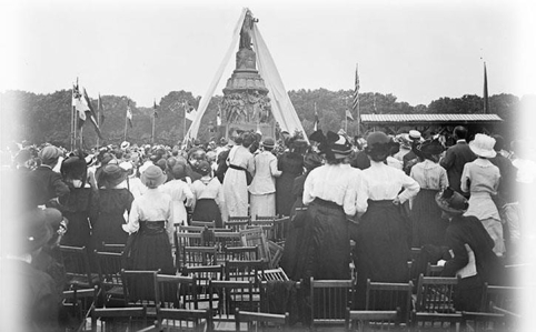 <strong> How does this 1890 photograph of the unveiling of Robert E. Lee's memorial in Richmond reflect the ideal of the Lost Cause?</strong> A) It preserved the obligation of keeping the memory of Confederate glory alive. B) It reminded Southerners to atone for their responsibility in starting the Civil War. C) It set forth the vision for healing relations with the North. D) It presented the South as the aggressors of a bloody chapter in our nation's history.