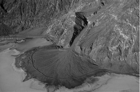 <strong>The image below of Death Valley,CA,shows a road that curves around a(n) </strong> A) delta. B) alluvial fan. C) turbidite. D) glacial till.