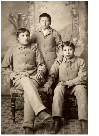 <strong>The portraits of Indian students in The Assimilation of Sioux Students at Carlisle Indian School illustrate what goal of Indian schools? </strong> A) To help Indian students maintain ties to their heritage B) To erase signs of students' Indian heritage C) To educate Indian students as well as their white counterparts D) To encourage patriotism to the United States among Indian students