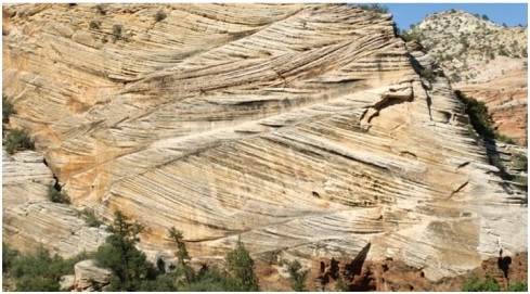 <strong> What sedimentary structure is visible in this image?</strong> A)Cross-bedding B)Bedding C)Deflation D)Bajada