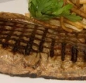 <strong>What item of equipment has been used to cook this steak? </strong> A) Sauté plate B) Char grill C) Salamander D) Frying pan