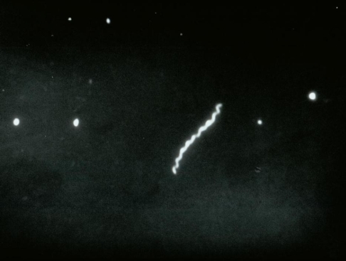 <strong>This image of the spirochete Treponema pallidum was photographed using a _____________ microscope. </strong> A) brightfield B) darkfield C) phase contrast D) fluorescent