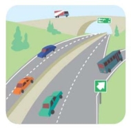 <strong>Indique la mejor descripción según la imagen. </strong> A) Los coches están en el sendero. B) Los coches están en la finca. C) Los coches están en la autopista. D) Los coches están en la carretera.