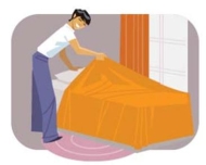 Complete the answer to the question based on the image. ¿Qué hace Ernesto para arreglar su cuarto todos los días? Él _____ la cama por la mañana.
