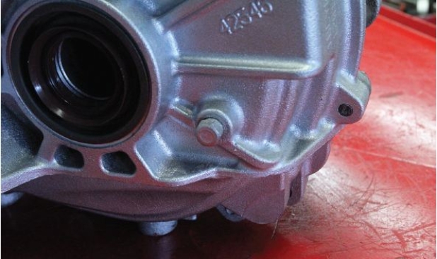 <strong>Identify the component of 6T40 transmission shown in the given figure. </strong> A) Fluid level test port B) Fluid level control valve C) Fluid fill port D) Fluid baffle